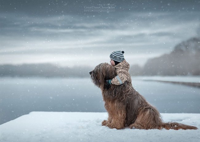 Zimní radovánky - dítě a pes.