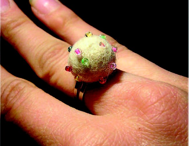 Prsten vyrobený ze zvířecí srsti od Eriky Gašparové 