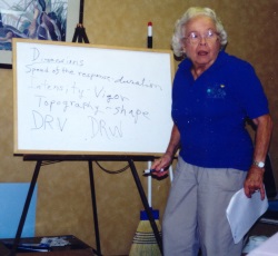 Karen Pryor společně s Gary Wilkesem uspořádala v roce 1992 první seminář pro 250 trenérů psů