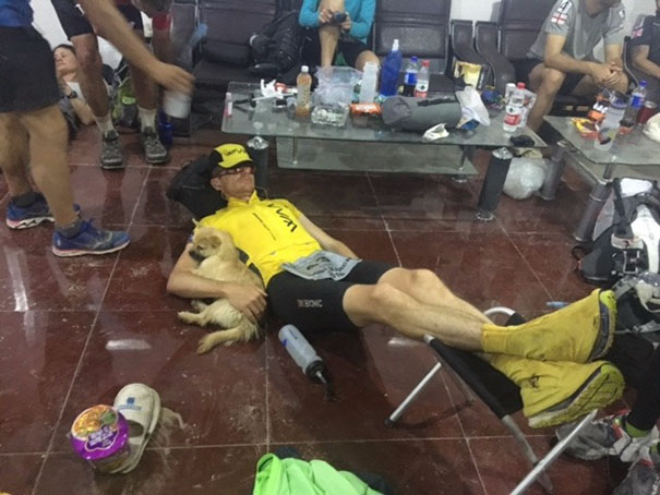 Gobi - malé zbloudilé štěně z Číny se zapojilo do vyčerpávajícího 250km maratonu.