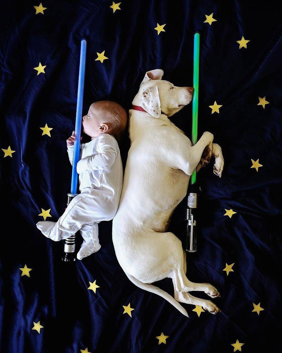 Matka vyfotografovala silné pouto mezi miminkem a zachráněným psem z útulku.
